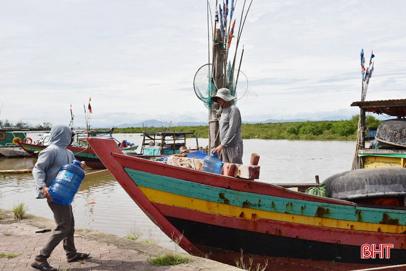 Ngư dân Hà Tĩnh hối hả vươn khơi sau mưa bão dài ngày