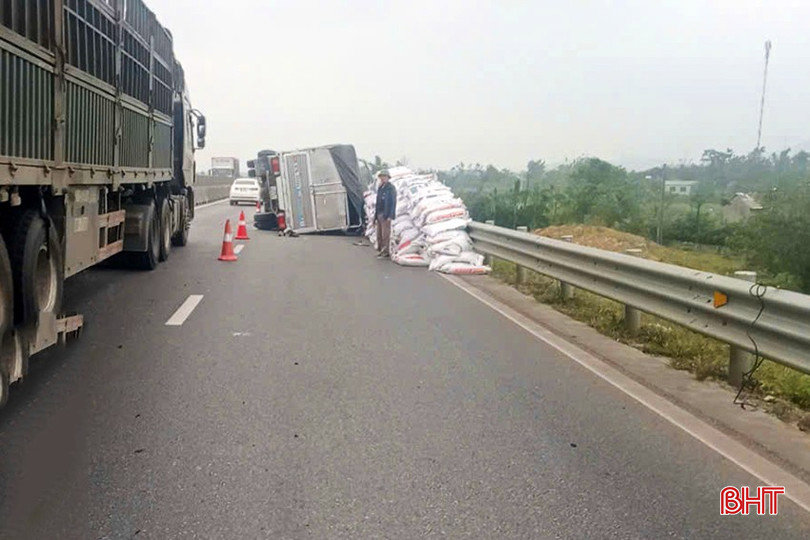 Xe tải mất lái, lật nghiêng trên cao tốc ở Hà Tĩnh