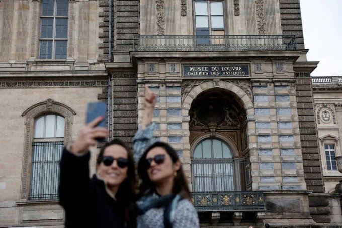 Khách đổ xô check in cửa sổ bảo tàng Louvre nơi nhóm trộm đột nhập