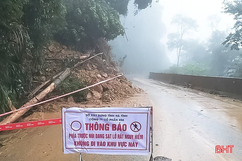 Mưa lớn kéo dài, “báo động đỏ” tại quốc lộ 8