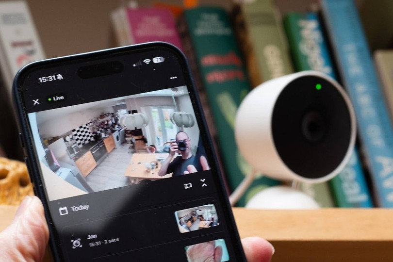 Tranh cãi việc cha mẹ lắp camera giám sát con ăn ngủ, học tập