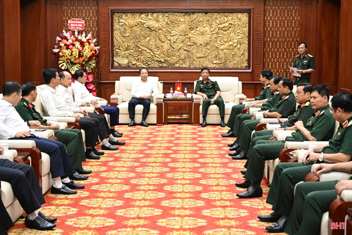 Lãnh đạo tỉnh Hà Tĩnh chúc mừng Bộ Tư lệnh Quân khu 4