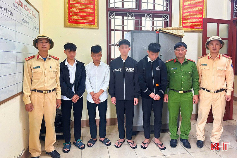 Xử lý nhóm thanh niên điều khiển xe máy bằng chân, “khoe” mạng xã hội