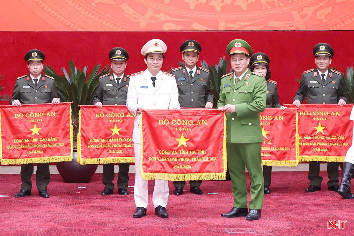 Công an Hà Tĩnh được Bộ Công an tặng Cờ dẫn đầu phong trào thi đua Vì an ninh Tổ quốc