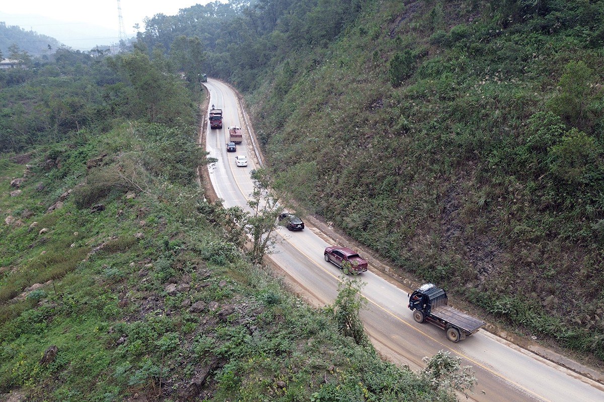 Bất an khi xe tải chở đất tấp nập trên đường lên Khe Giao