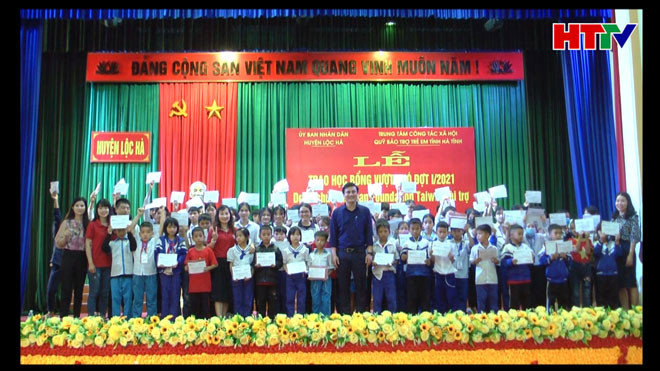 Trao học bổng của Dự án Zhishan Foundation cho 79 học sinh vượt khó ở Lộc Hà