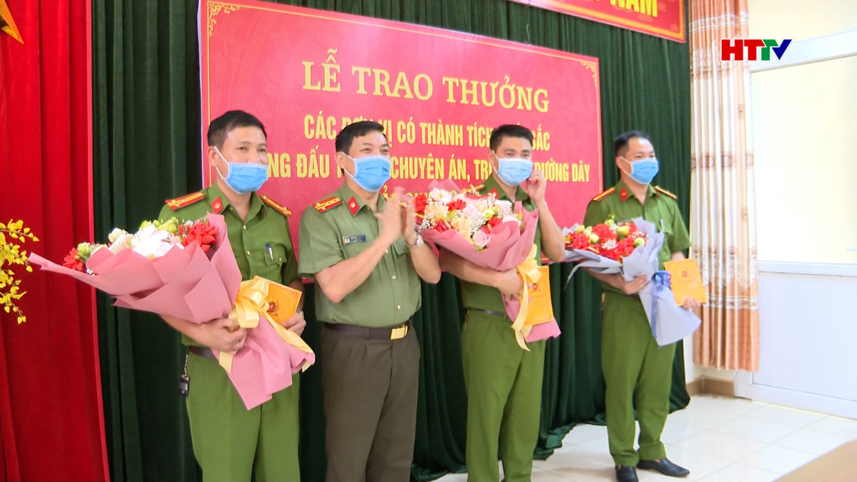 Trao thưởng cho đơn vị phá chuyên án lừa đảo chiếm đoạt hàng trăm tỷ đồng