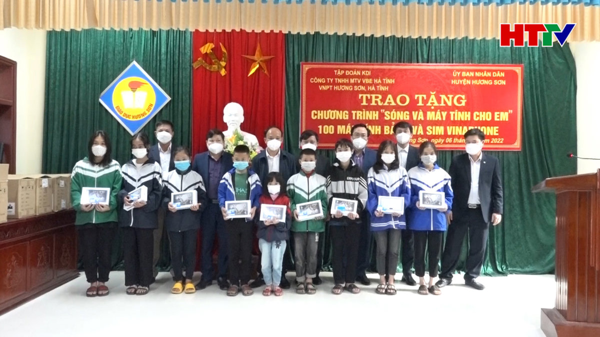 100 học sinh nghèo ở Hương Sơn được hỗ trợ máy tính bảng