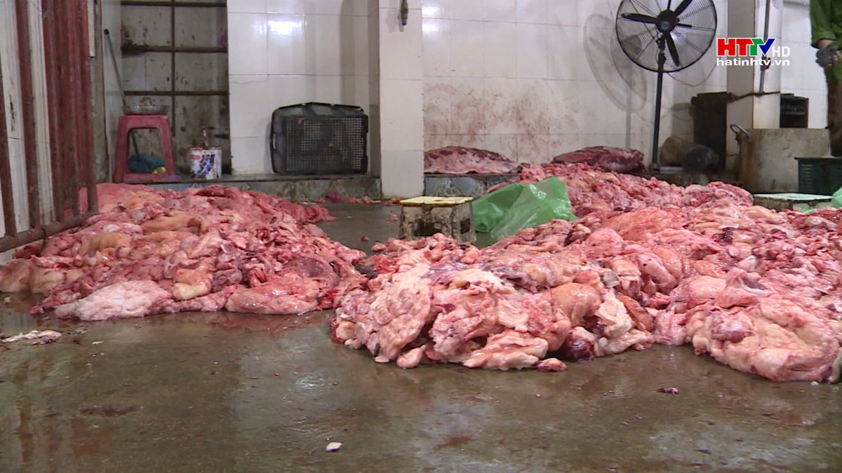 Phát hiện, tiêu hủy 900kg thực phẩm bẩn