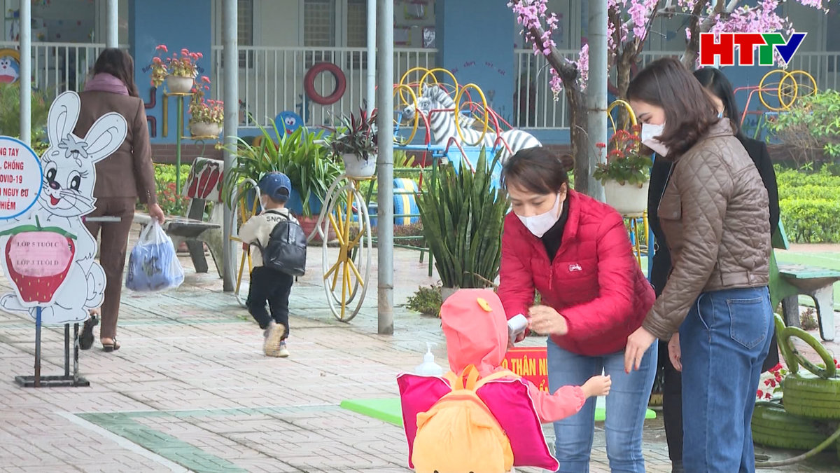 Học sinh Hà Tĩnh trở lại trường sau kỳ nghỉ Tết Nguyên đán