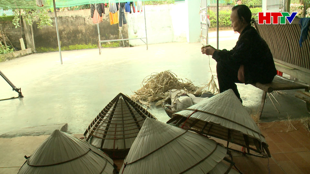 Cụ bà 90 tuổi vẫn say mê đan Nón lá