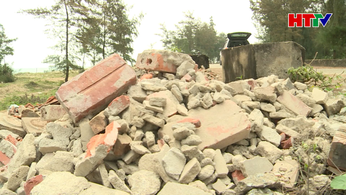 Rác thải ngổn ngang trên các tuyến đê ở Nghi Xuân