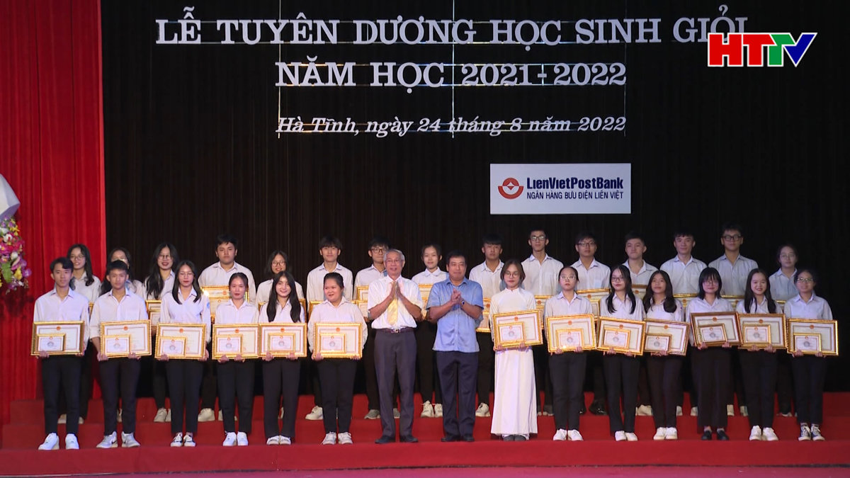 UBND tỉnh tuyên dương học sinh giỏi năm học 2021-2022