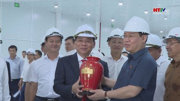 Chủ tịch Quốc hội kiểm tra sản xuất tại các doanh nghiệp