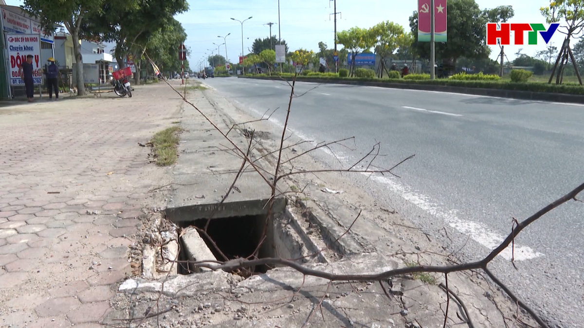 Hàng loạt tấm đan trên địa bàn thị trấn Đức Thọ hư hỏng