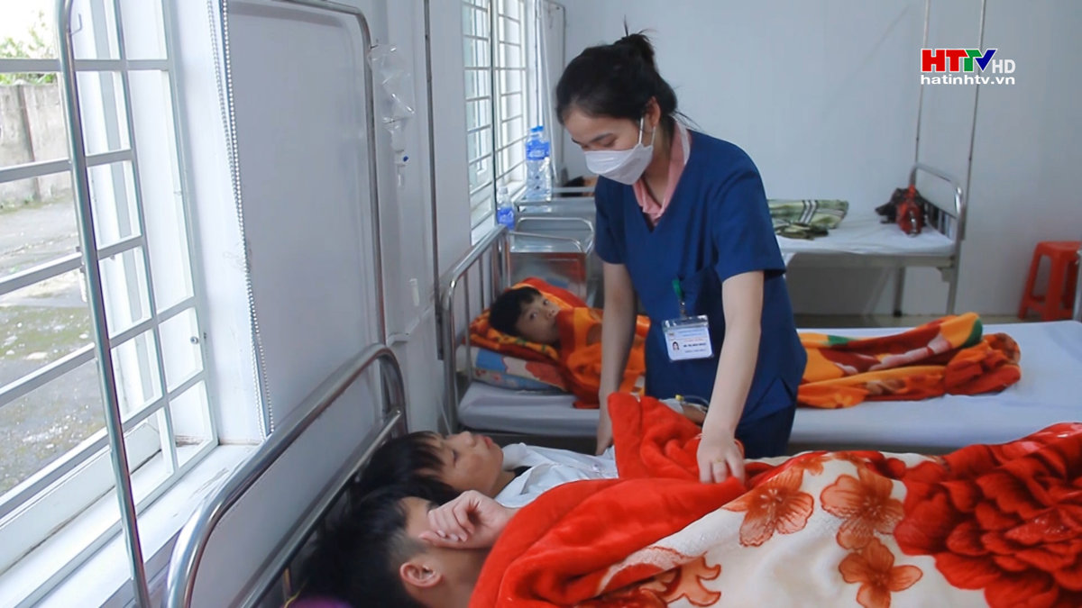 Ăn quả ngô đồng, 11 học sinh THCS ở Nghi Xuân bị ngộ độc