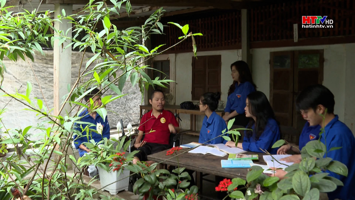 Nghị lực của chàng trai viết vẽ bằng miệng