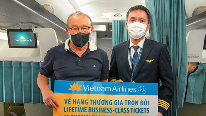 Vietnam Airlines tặng HLV Park Hang-seo vé bay Thương gia trọn đời