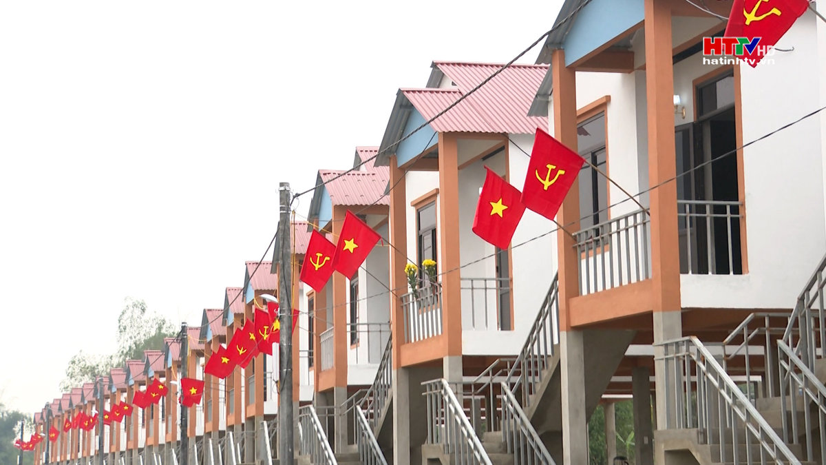 Nguyên chủ tịch nước dự lễ khánh thành 24 căn nhà cho người dân vạn chài