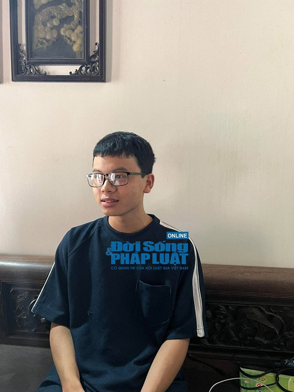 Nam sinh thủ khoa toàn quốc giành 3 điểm 10 qua lời kể thầy cô: Không dùng điện thoại, dự định vào ĐH Bách Khoa