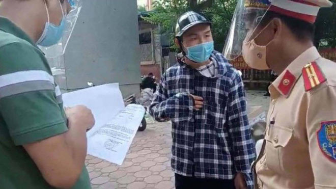 Phát hiện nam thanh niên sử dụng cùng lúc 3 giấy đi đường ở Hà Nội