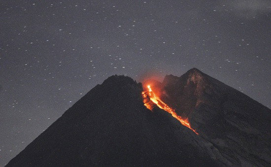 Núi lửa Merapi (Indonesia) phun tro bụi bay xa tới 3,5 km