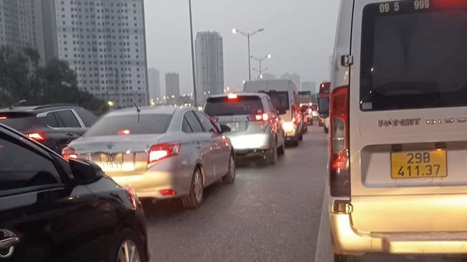 Ngày đầu nghỉ lễ 2/9: Cao tốc ùn ứ từ sáng sớm, người dân "chôn chân" trong cơn mưa