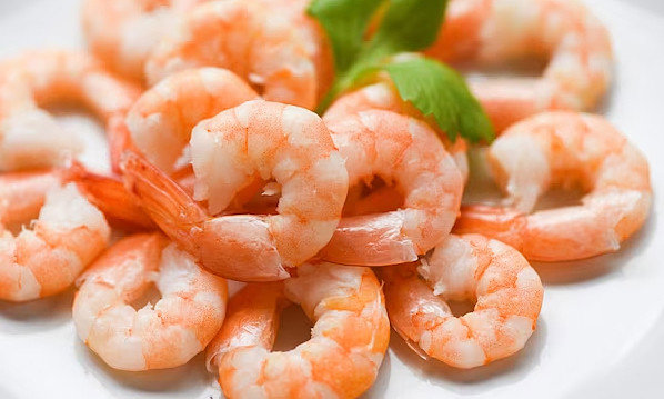 4 sai lầm khi ăn tôm vô tình rước "cả ổ vi khuẩn" vào người