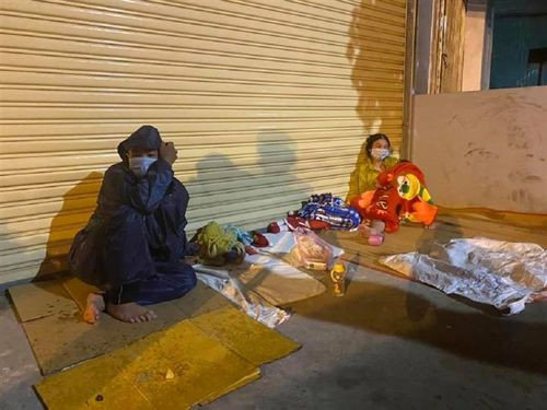 Chạy xe máy từ TP.HCM về Thanh Hoá, thai phụ có dấu hiệu chuyển dạ trong đêm mưa