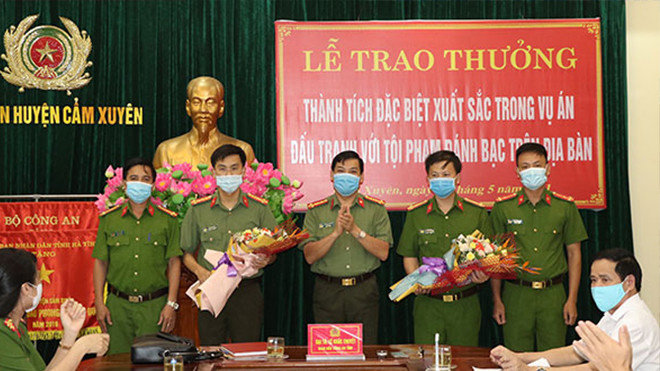 Công an Hà Tĩnh: Trao thưởng thành tích đấu tranh với tội phạm đánh bạc