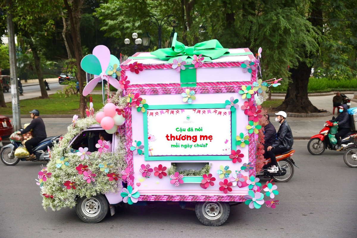 Người dân Hà Nội săn lùng hộp quà di động dịp 8/3