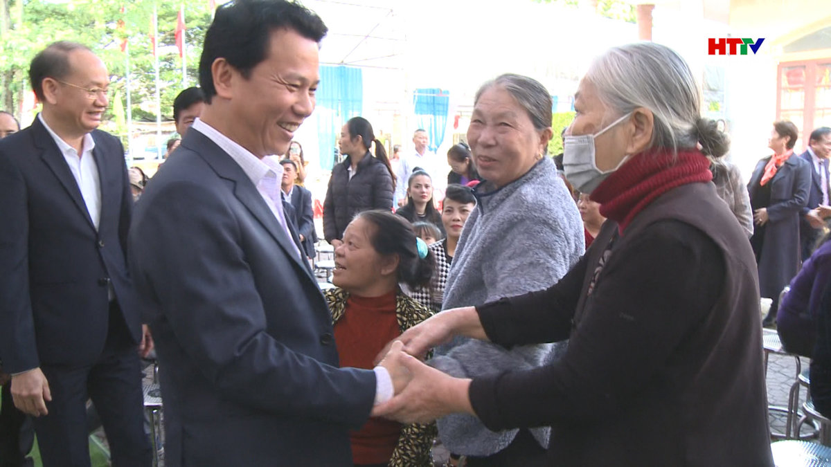 Bộ trưởng Bộ TN&MT chung vui ngày hội ĐĐK với Nhân dân Giang Đình