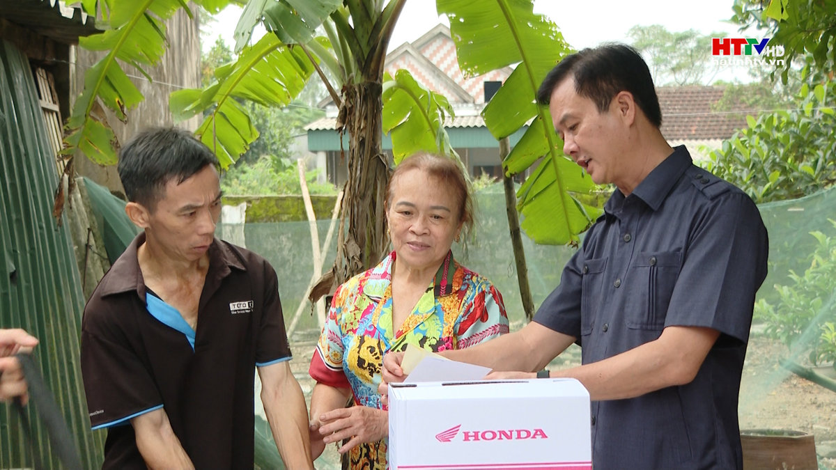 Phó Chủ tịch UBND tỉnh tặng quà động viên gia đình nạn nhân TNGT