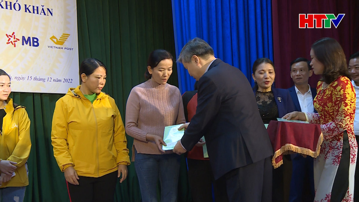 BHXH Hà Tĩnh tặng sổ BHXH, thẻ BHYT cho người  hoàn cảnh khó khăn