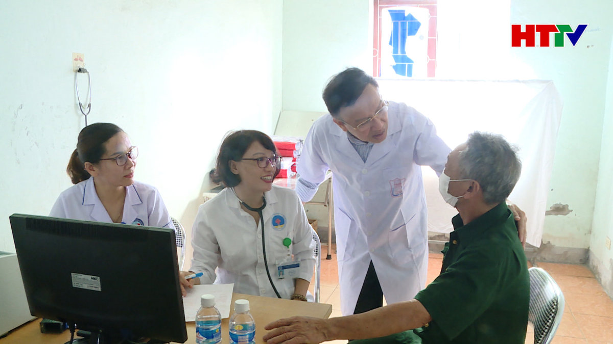 CLB Thầy thuốc Hà Tĩnh tại Hà Nội khám, cấp thuốc cho các đối tượng chính sách