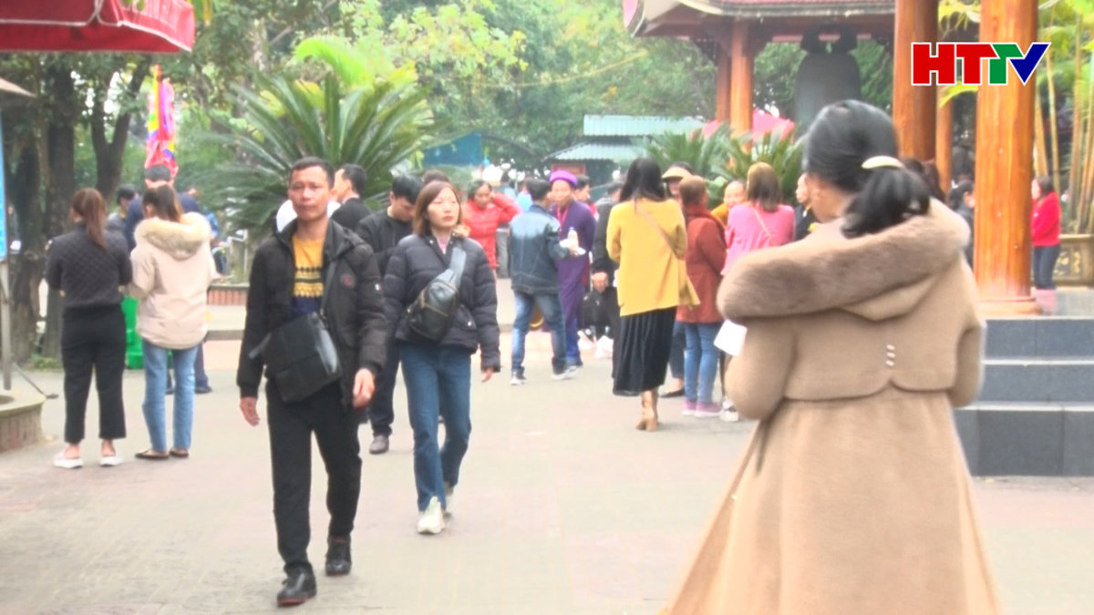 Hàng vạn du khách viếng Chế Thắng Phu nhân Nguyễn Thị Bích Châu