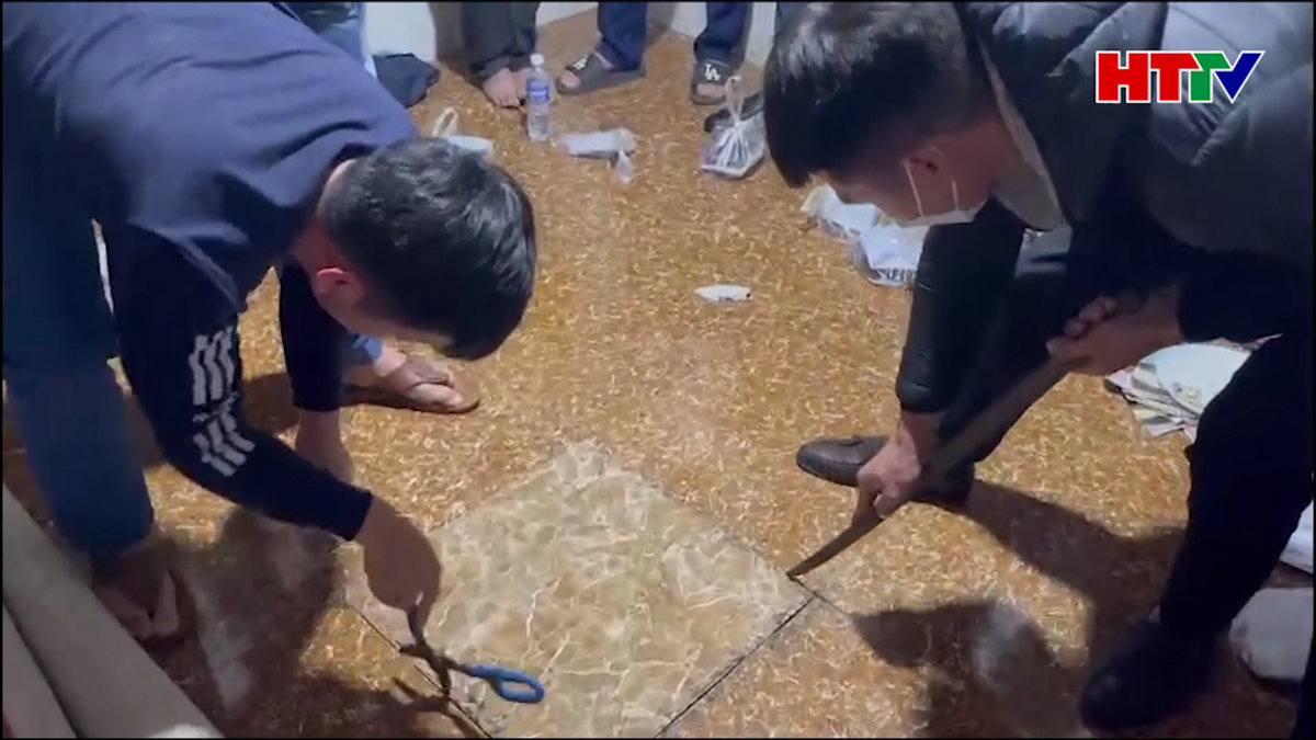 Đột kích ổ đánh bạc, bắt giữ 12 đối tượng, thu hơn 300 triệu đồng