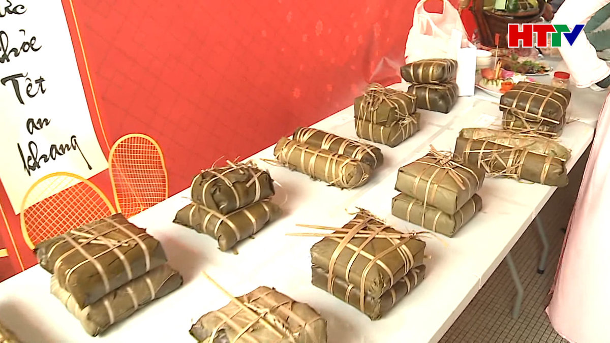 Bánh chưng xanh mang tết đến với kiều bào Singapore