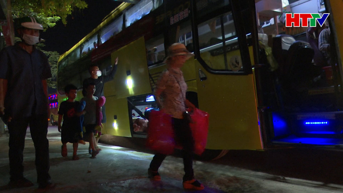 Nhộn nhịp “Bến cóc” trên Quốc lộ 1A