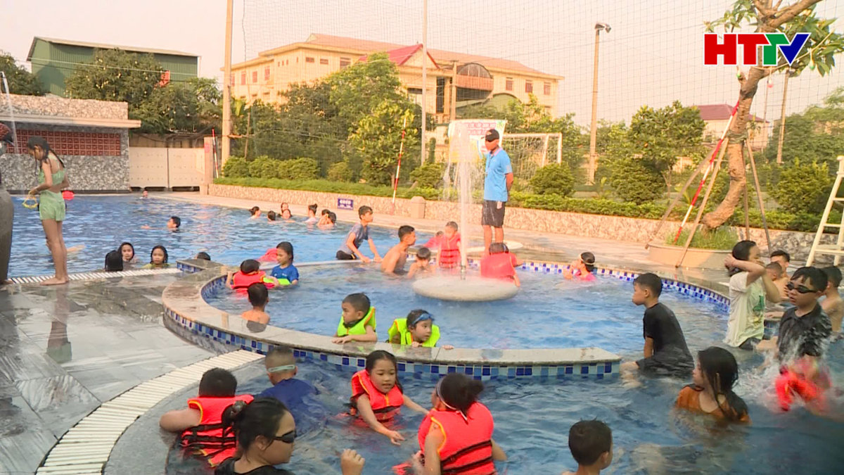Nắng nóng kỷ lục, bể bơi kín người đến giải nhiệt
