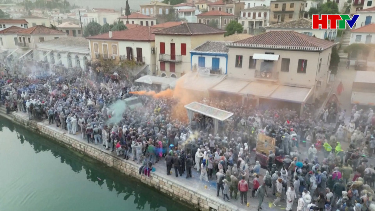 Náo nhiệt lễ hội ném bột tại Hy Lạp