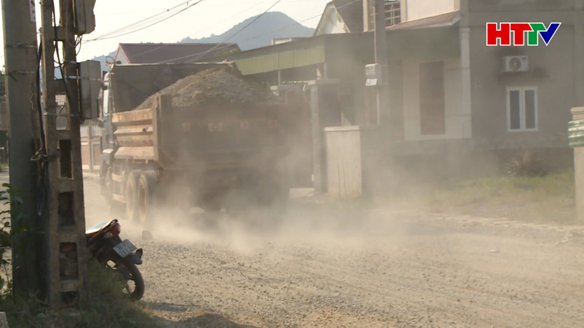 Đường liên huyện thi công dở dang, nhiều hộ dân chết khổ vì bụi