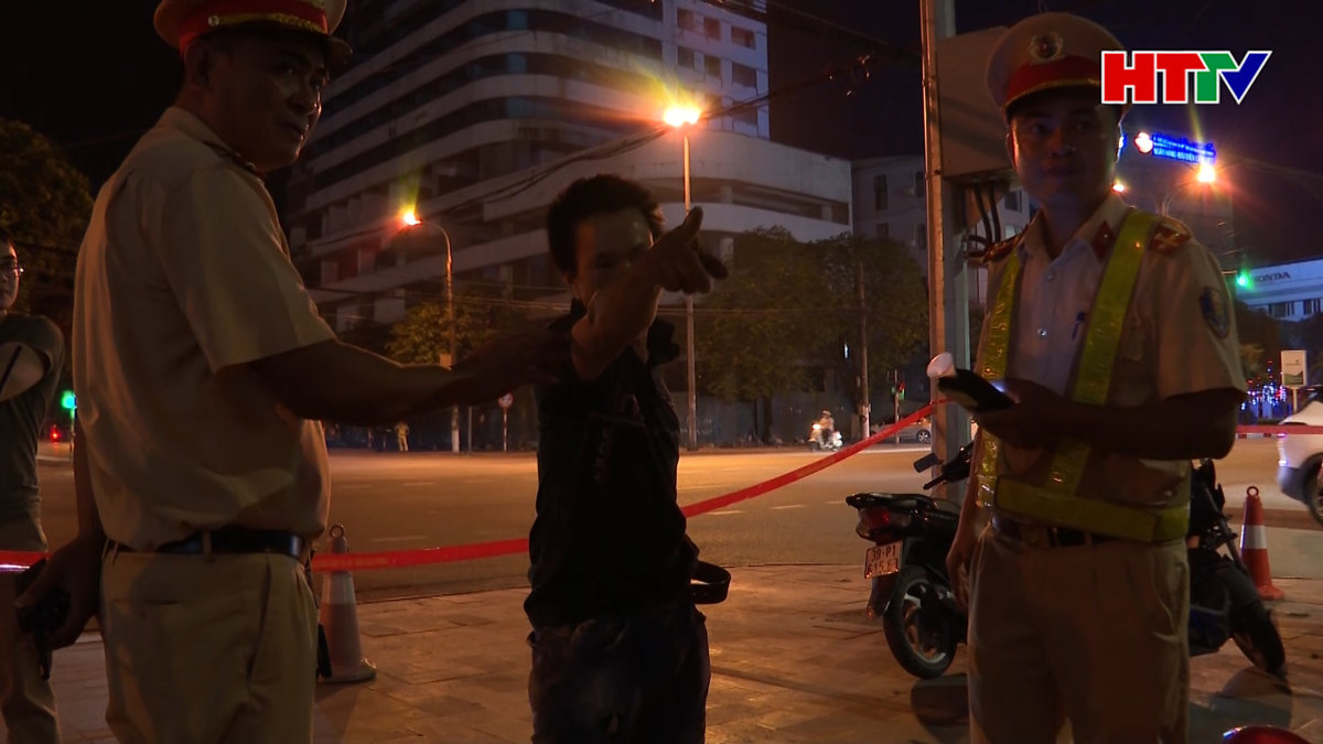 Công an Hà Tĩnh xử lý nhiều thanh thiếu niên ngổ ngáo trên đường phố