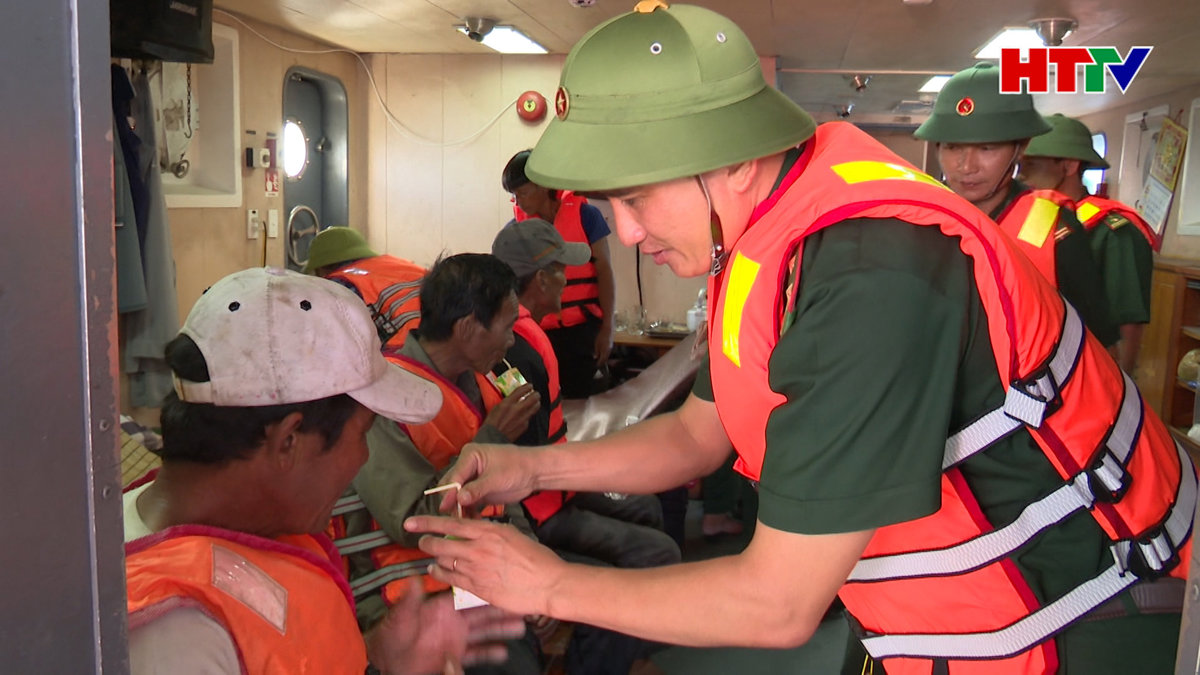 BĐBP Hà Tĩnh cứu 9 thuyền viên găp nạn trên biển