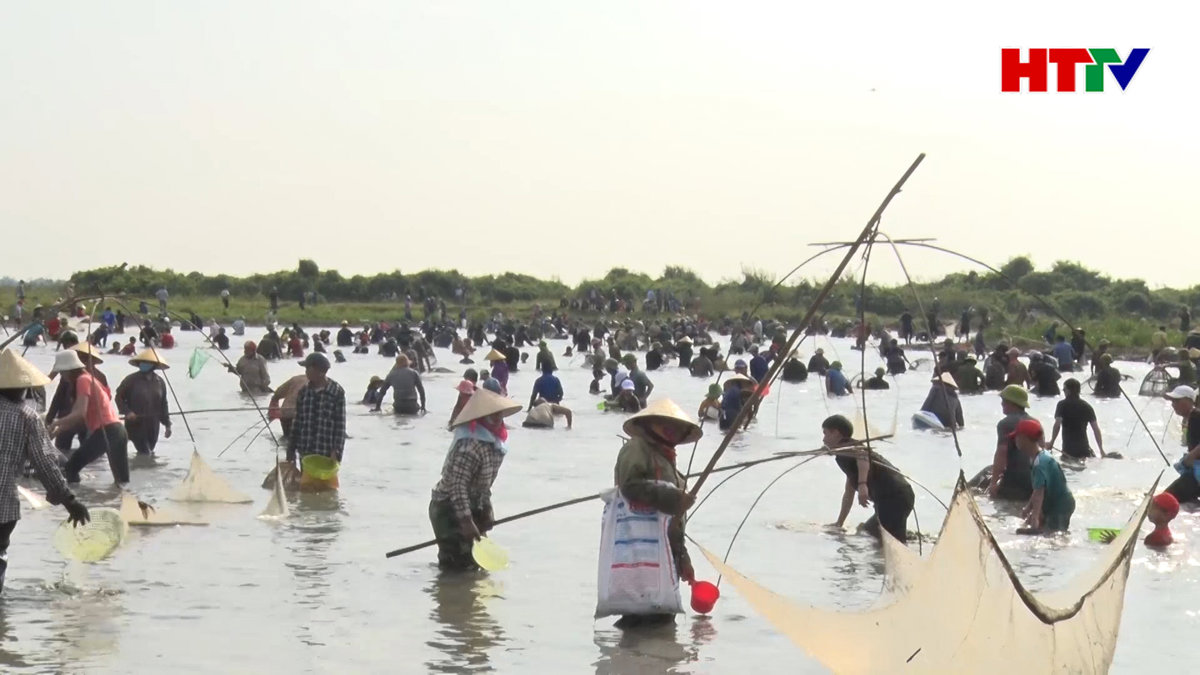 Hàng ngàn người dân tham gia lễ hội đánh cá vực rào