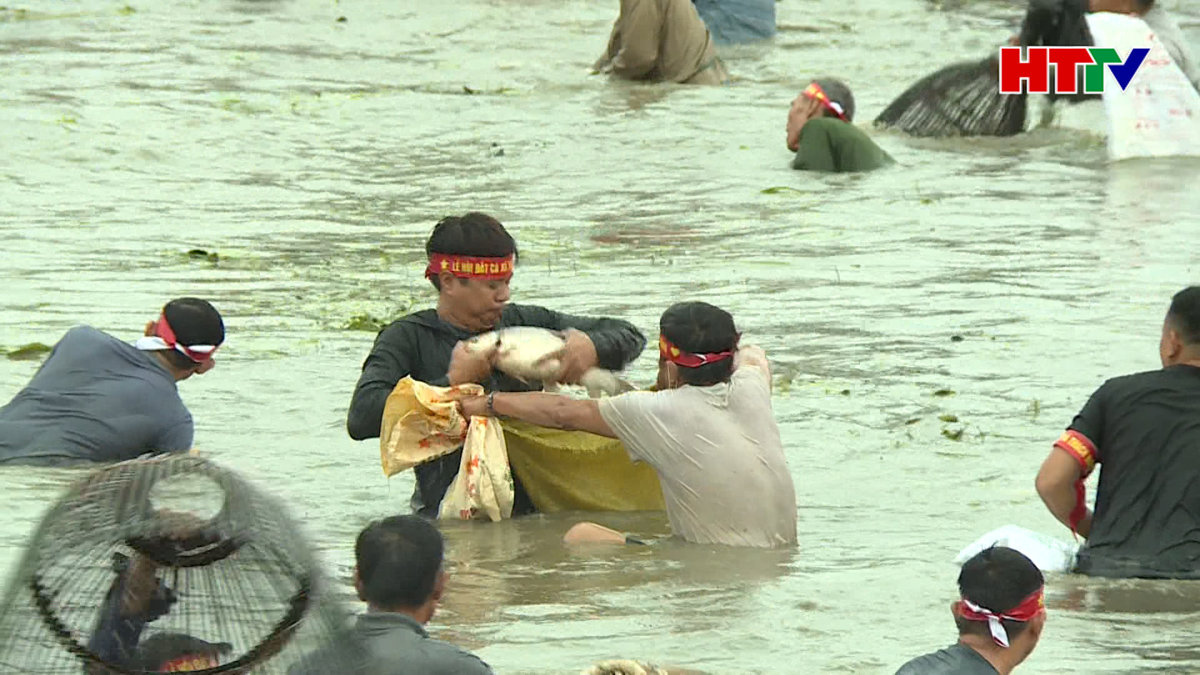 Sôi động lễ hội bắt cá hồ Đập lỗ