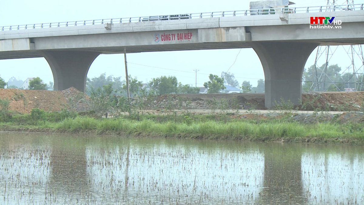 Đức Thọ: Nhiều diện tích đất nông nghiệp mất khả năng tiêu thoát nước