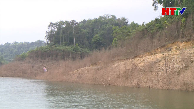 Nguy cơ cháy trong lòng hồ Ngàn Trươi