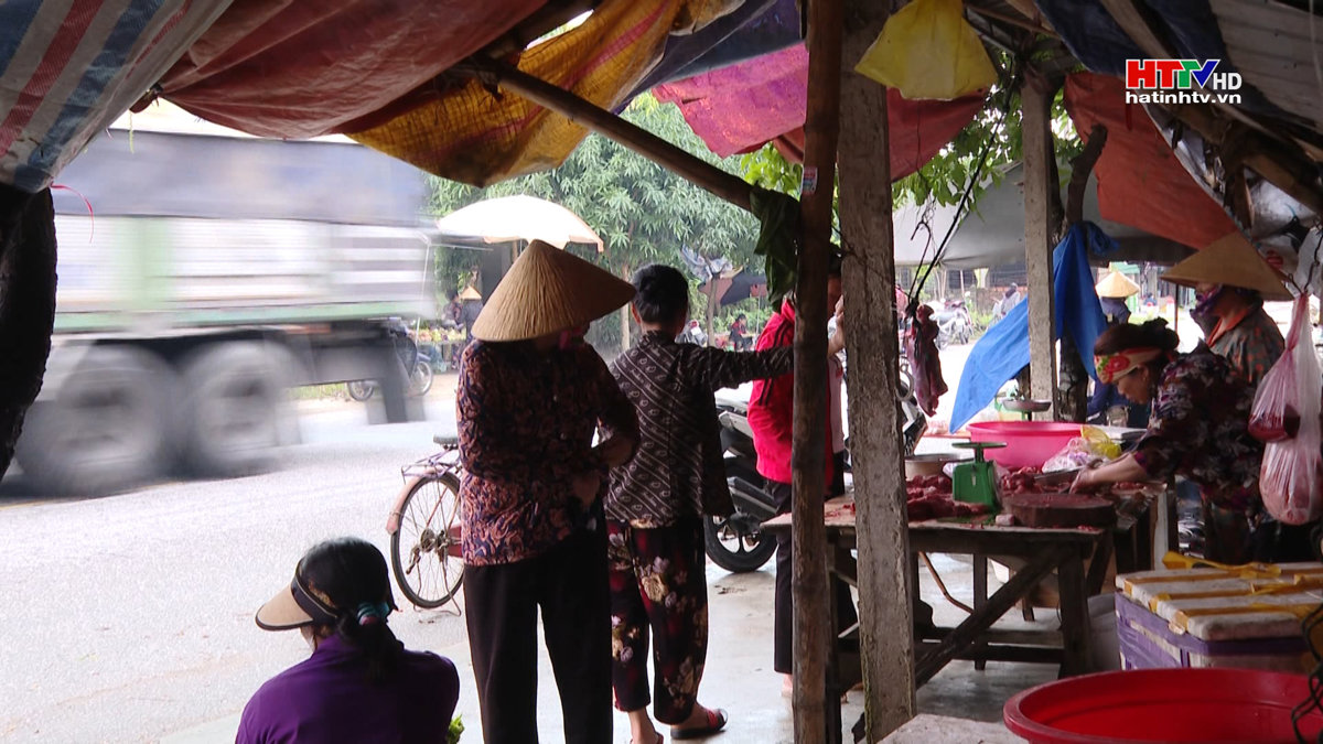 Nguy cơ mất ATGT từ chợ tự phát