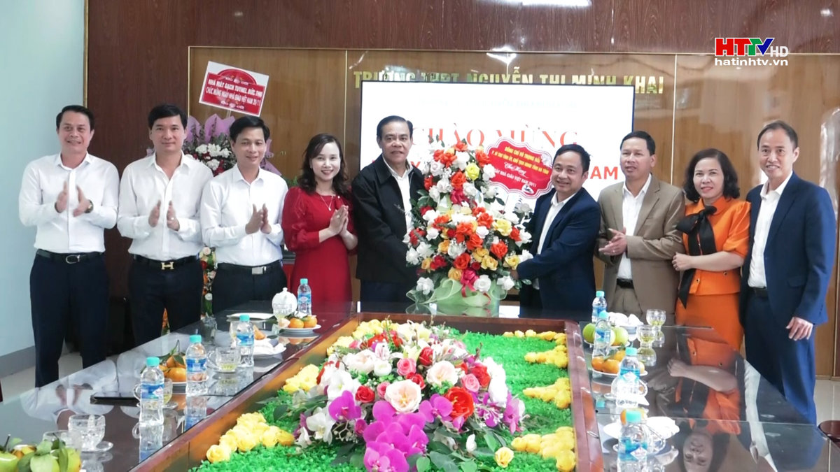 Chủ tịch UBND tỉnh tặng hoa, chúc mừng một số trường học tại huyện Đức Thọ